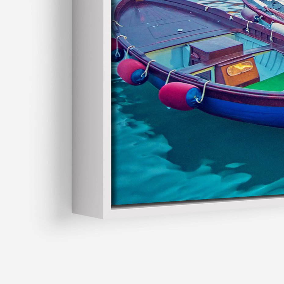 Obraz w ramie 80x120 - Tańczące kolory zachodu - nadmorskie kolorowe miast, kolorowe budynki na brzegu - rama biała