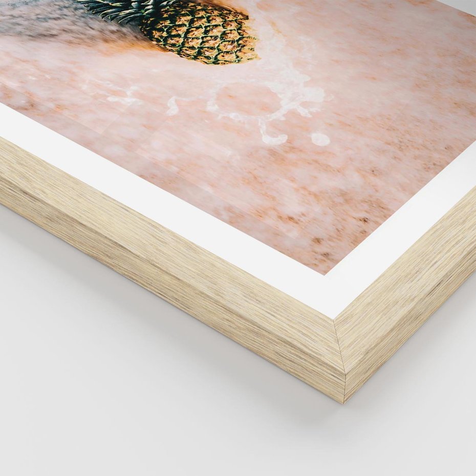 Plakat w ramie 30x40 - Egzotyczna Plaża - ananas, na plaży - rama drewno