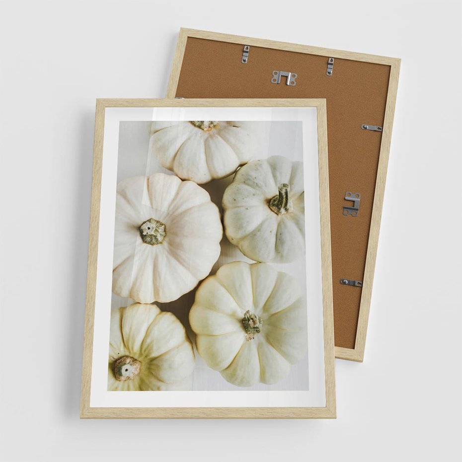 Plakat w ramie 50x70 - Jesienne Dynie: Delikatna Kompozycja - białe dynie, jasna kompozycja - rama drewno