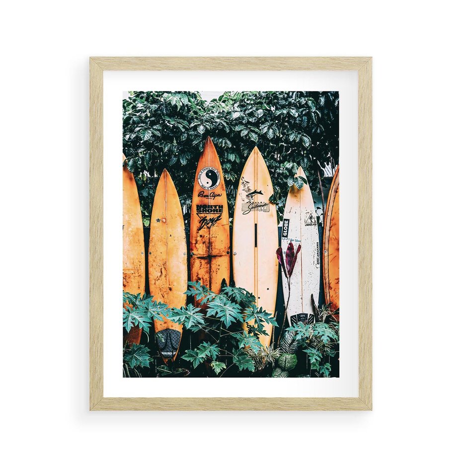 Plakat w ramie 40x50 - Surfowanie w Harmonii z Naturą - deski surfingowe, oparte o rośliny - rama drewno