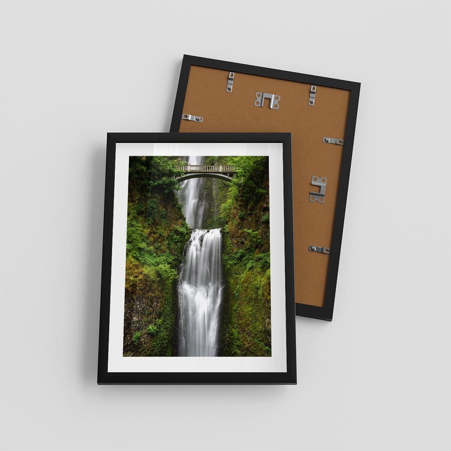 Plakat w ramie 30x40 - Siła i Urok Natury - wodospad, las - rama czarna
