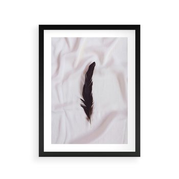 Plakat w ramie 40x50 - Prosta Elegancja - czarne pióro na białej pościeli, minimalizm - rama czarna