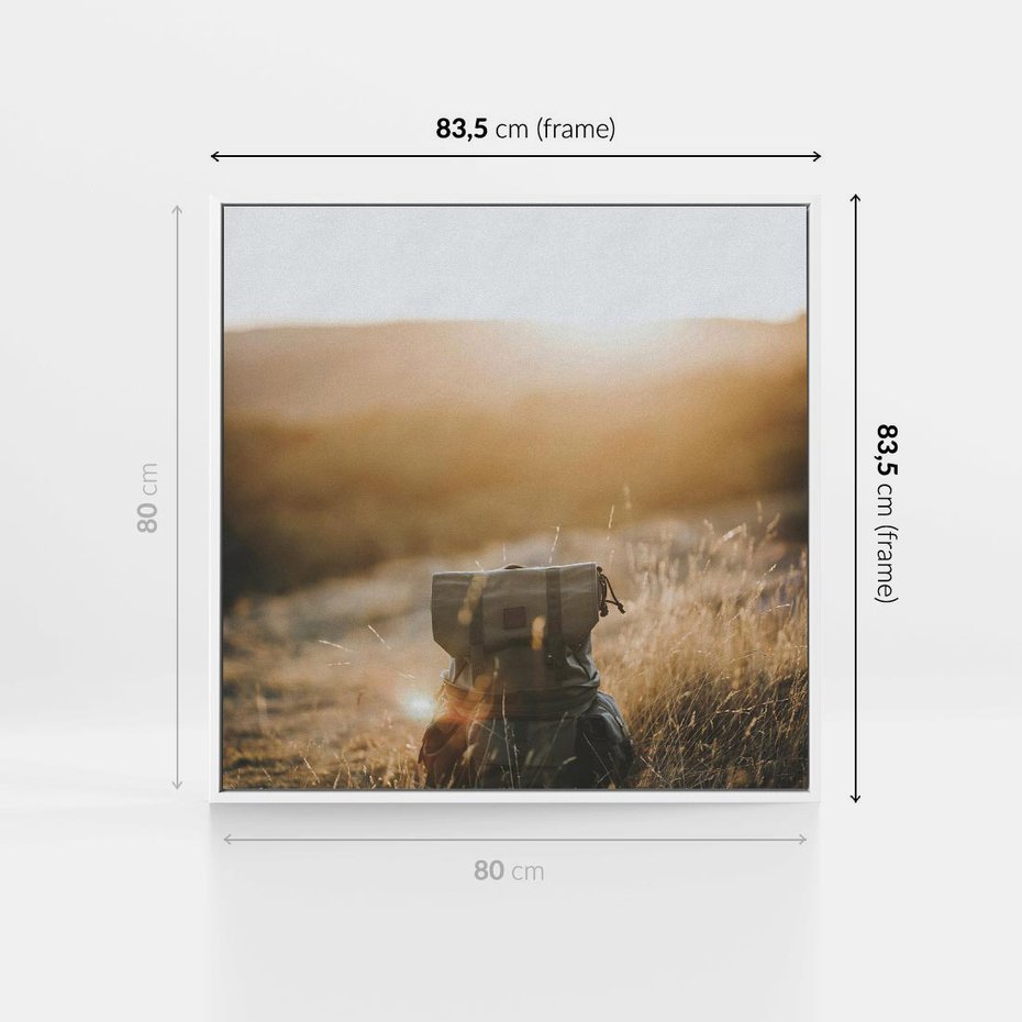 Obraz w ramie 80x80 - Podróżniczy bukiet na łące - plecak, podróż - rama biała