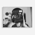 Obraz w ramie 70x50 - Mężczyzna za Aparatem - czarno białe zdjęcie, portret - rama biała