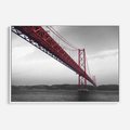 Obraz w ramie 120x80 - Majestatyczny Most - czarno biała fotografia, czerwony stalowy most nad rzeką - rama biała