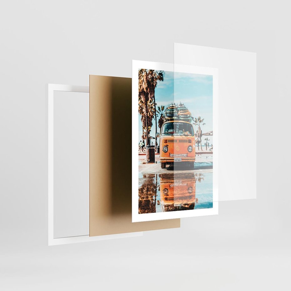 Plakat w ramie 50x70 - Wakacje na Kółkach - kamper, deski surfingowe na dachu - rama biała