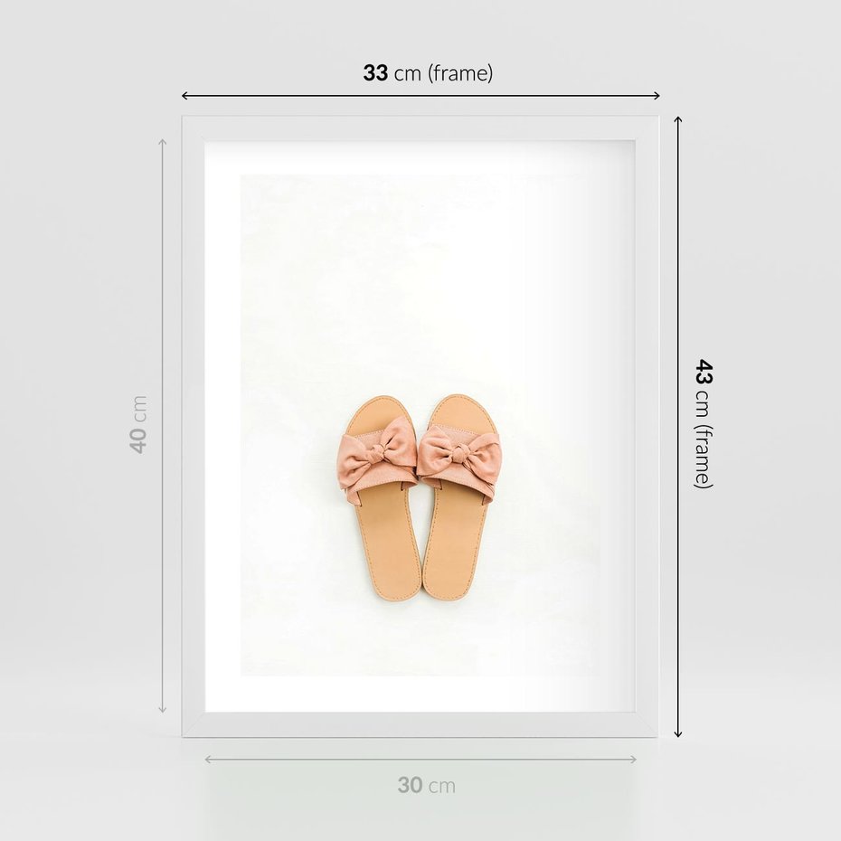 Plakat w ramie 30x40 - Minimalistyczna Moda: Klapki na Białym Tle - klapki, minimalizm - rama biała
