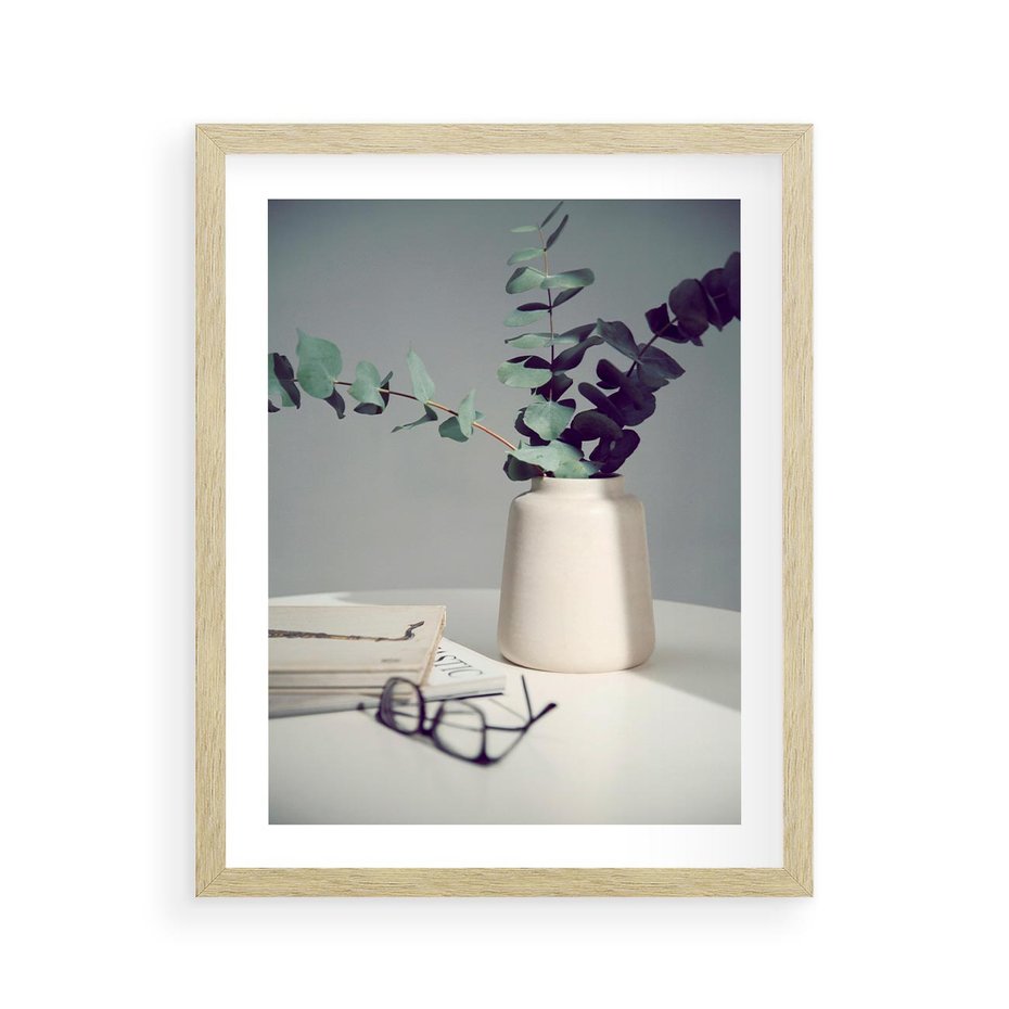 Plakat w ramie 40x50 - Eukaliptusowa Cisza - kompozycja, liście eukaliptusa w wazonie - rama drewno