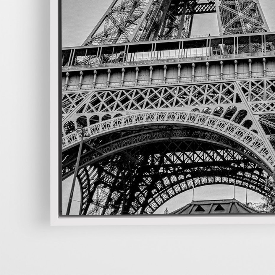 Obraz w ramie 70x100 - Zabawa w Paryżu - czarno białe zdjecie, wieża eiffla - rama biała