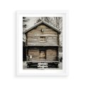 Plakat w ramie 40x50 - Stary Drewniany Dom w Śniegu - stary drewniany dom, zima - rama biała