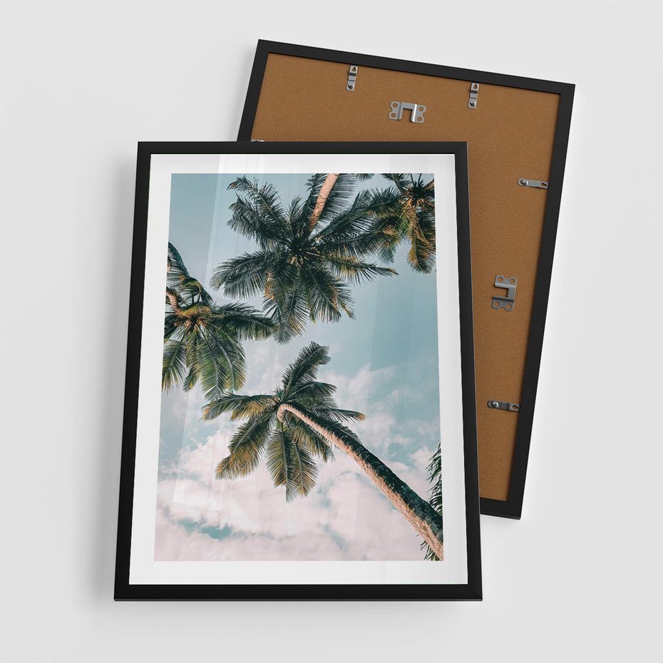 Plakat w ramie 50x70 - Wzrok ku Niebu - palmy na tle nieba, ujęcie z dołu - rama czarna