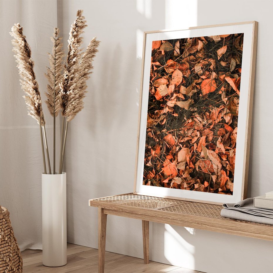 Plakat w ramie 30x40 - Jesienny Splot: Pomarańczowe Liście - liście, pomarańczowe suche liście - rama drewno