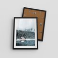 Plakat w ramie 30x40 - Biały Domek - domek w górach, zima - rama czarna