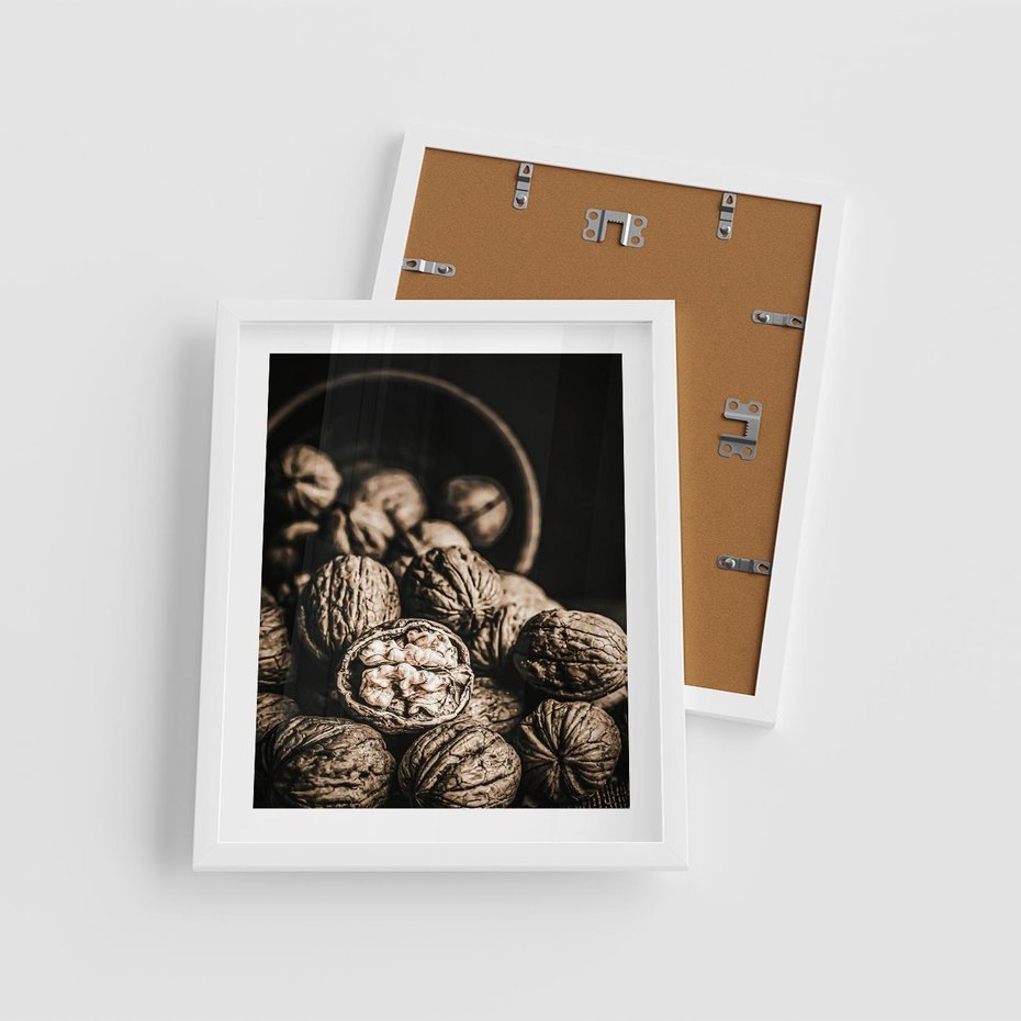 Plakat w ramie 40x50 - Orzechy Włoskie w Sepii - orzechy włoskie, fotografia retro - rama biała