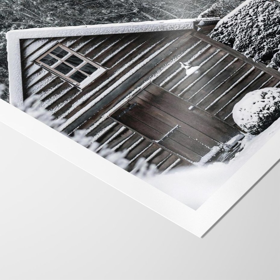 Plakat bez ramy 21x30 - Zaklęta Zima - domek w lesie, śnieg