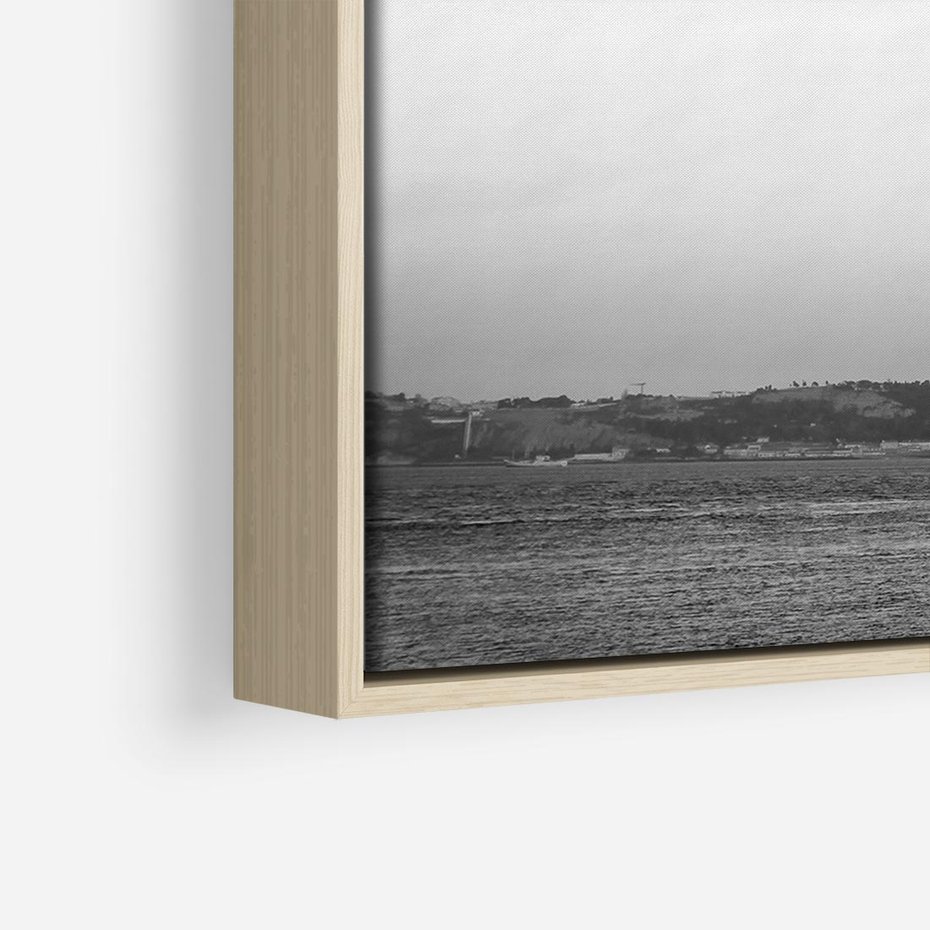 Obraz w ramie 120x80 - Majestatyczny Most - czarno biała fotografia, czerwony stalowy most nad rzeką - rama drewno