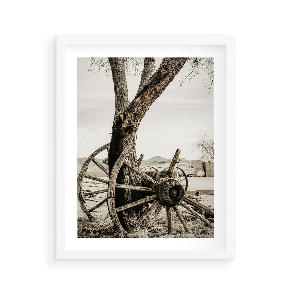 Plakat w ramie 40x50 - Rustykalna Tradycja - koło starego wozu, rustykalny styl - rama biała