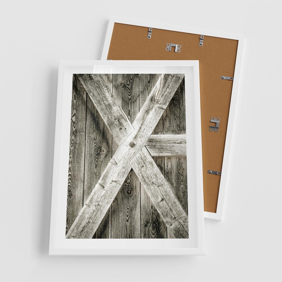 Plakat w ramie 50x70 - Drewniane Drzwi do Stodoły - stare drzwi do stodoły, drewniane - rama biała