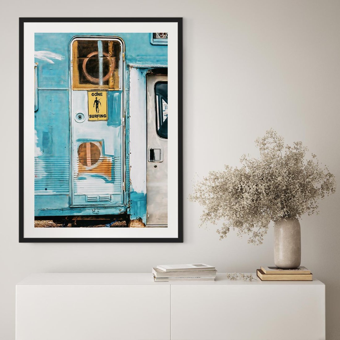 Plakat w ramie 50x70 - Nostalgiczna Podróż - stara przyczepa kempingowa, niebieskie kolory - rama czarna