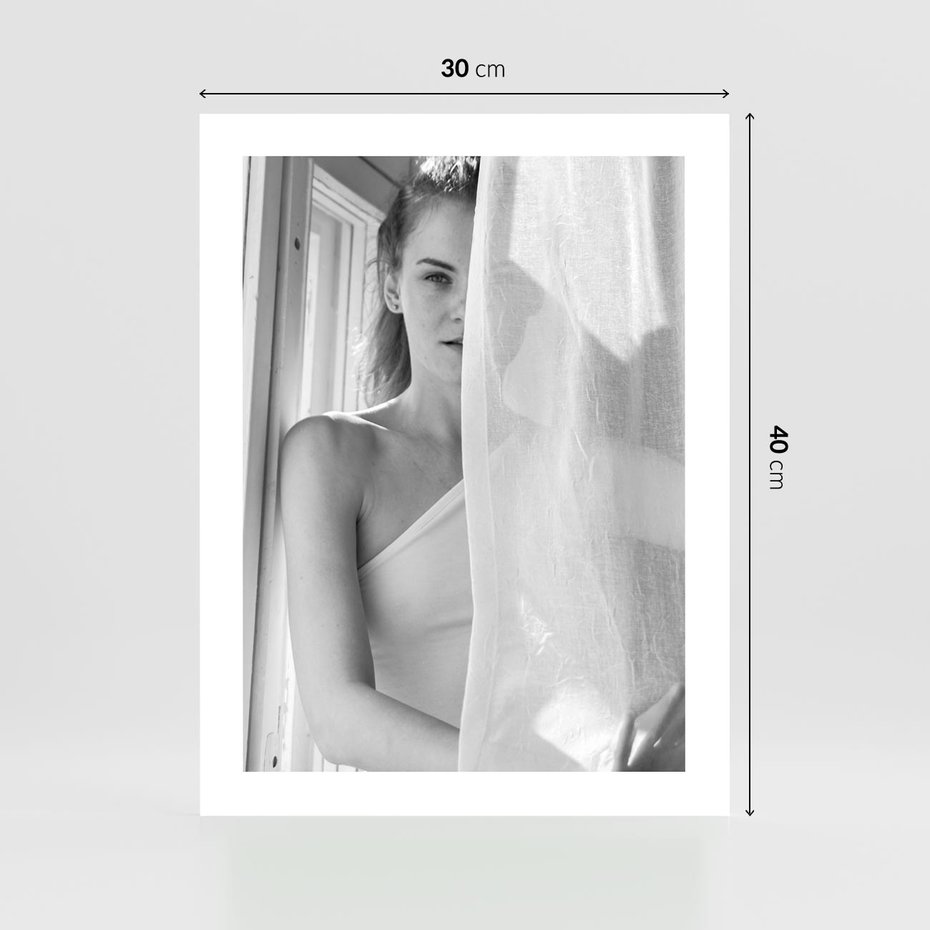 Plakat bez ramy 30x40 - Za Firanką - czarno białe zdjecie, piękny portret eterycznej kobiety