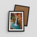 Plakat w ramie 30x40 - Wodospad wśród majestatycznych gór - wodospad, górski - rama czarna
