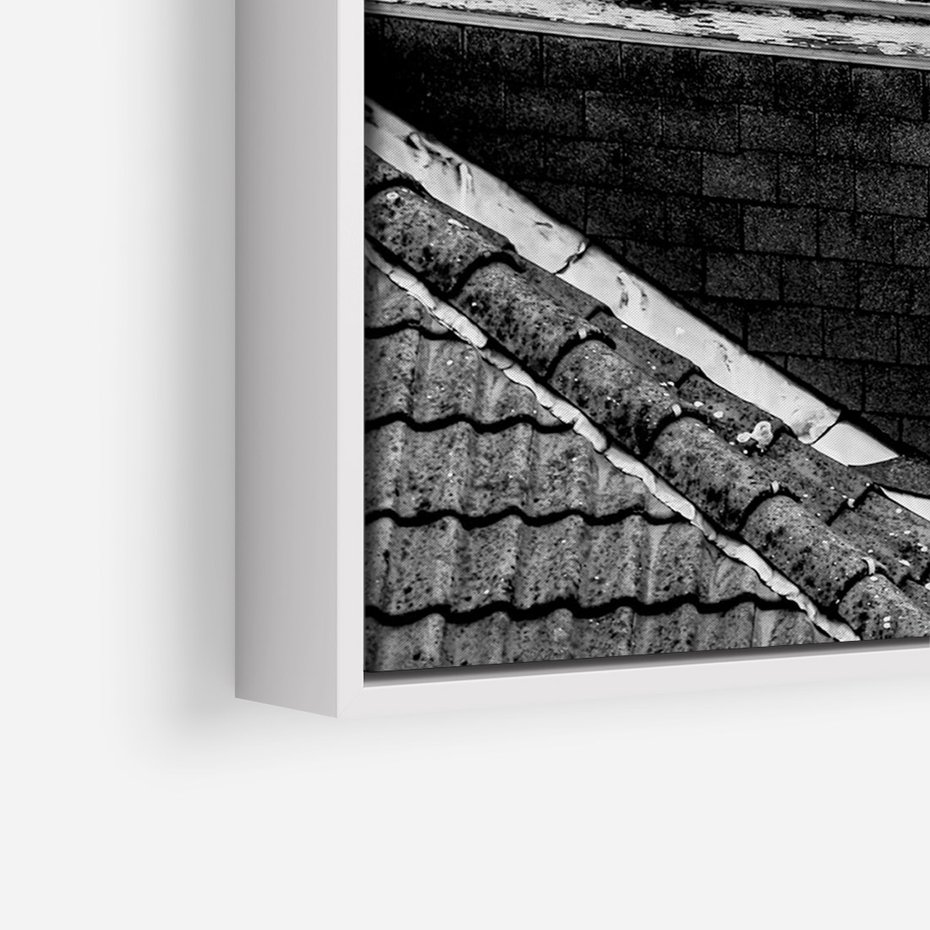 Obraz w ramie 50x70 - Miasto w Retro Odsłonie - fotografia czarno biała, ujęcie na dachy wielkiego miasta - rama biała