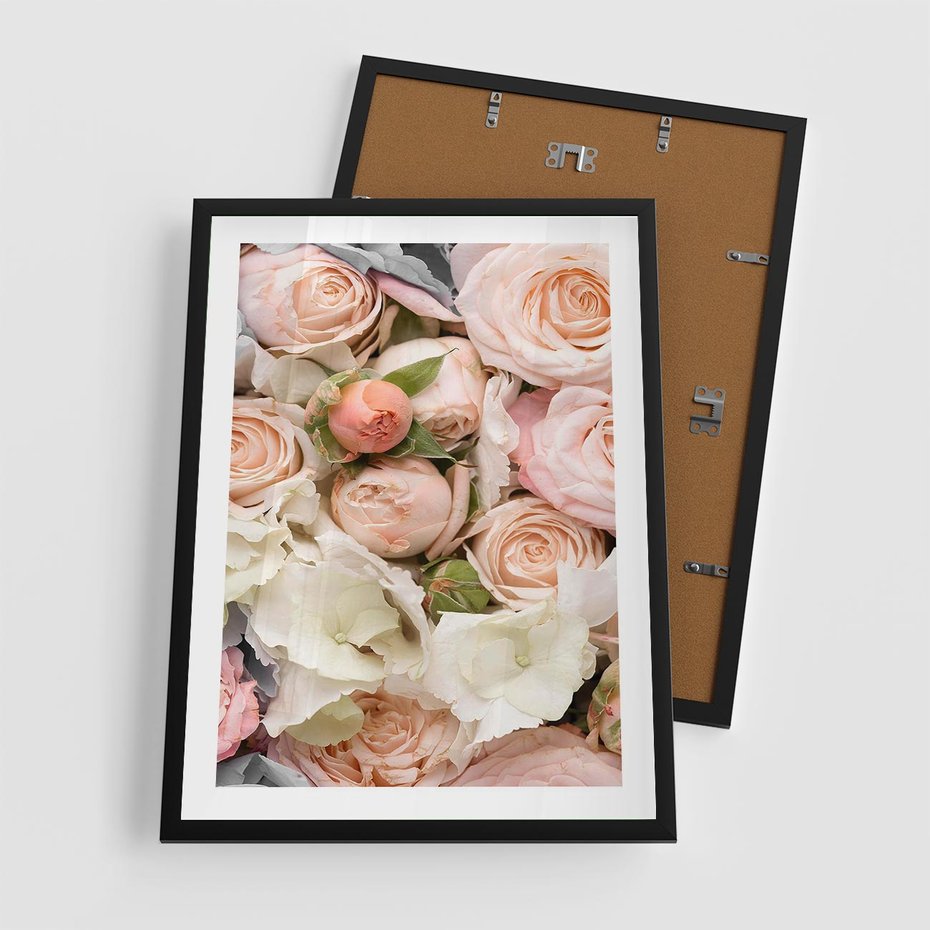 Plakat w ramie 50x70 - Kwiatowy Rarytas: Róże w Herbacianym Zbliżeniu - kwiaty, herbaciane - rama czarna