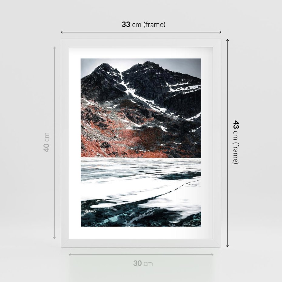 Plakat w ramie 30x40 - Śnieżna Opowieść - górski krajobraz, zima w górach - rama biała