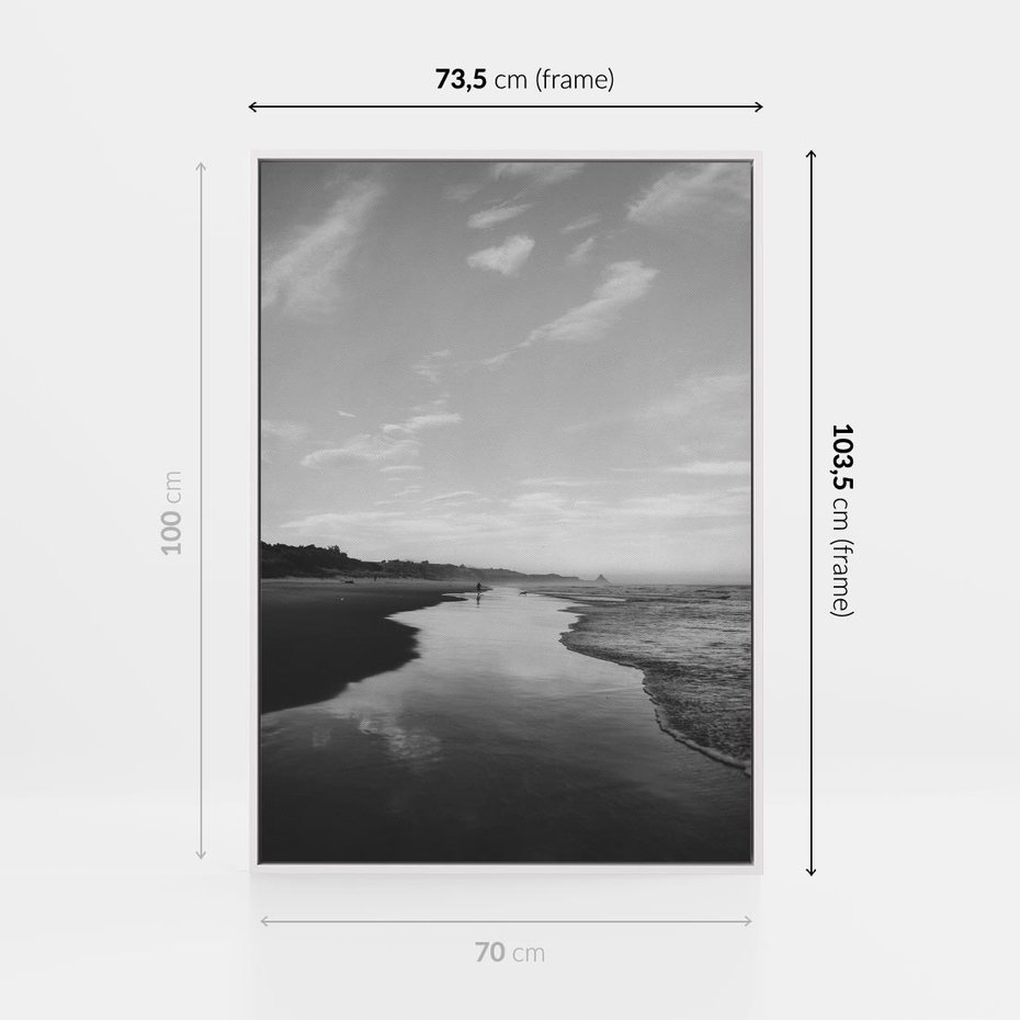 Obraz w ramie 70x100 - Nadmorska Melodia - czarno białe zdjęcie, plaża - rama biała