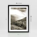 Plakat w ramie 30x40 - Domki w Górach - czarno biała fotografia, górski pejzaż - rama czarna