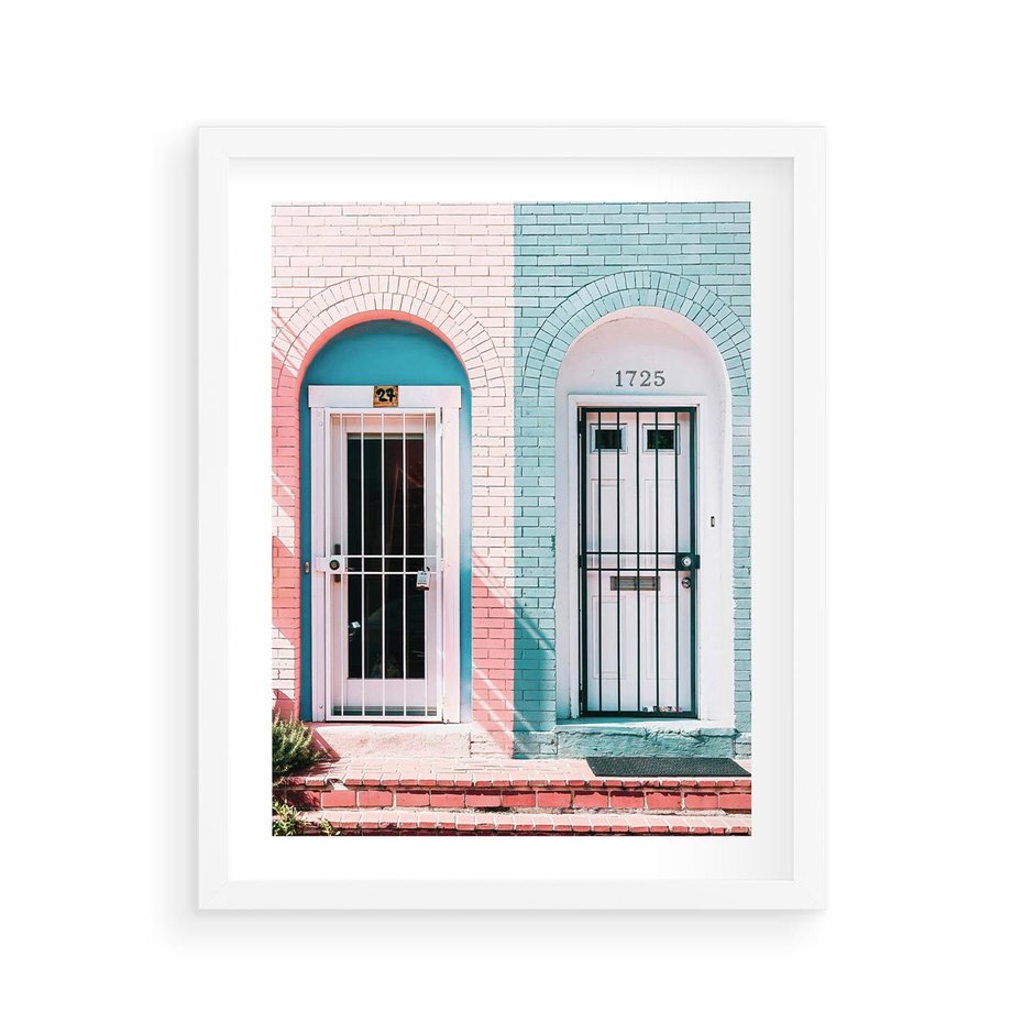 Plakat w ramie 40x50 - Urok Starych Drzwi - stare retro drzwi kamienicy, pastelowe kolory - rama biała