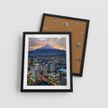 Plakat w ramie 40x50 - Miasto na Górnym Horyzoncie - miasto, góry - rama czarna