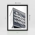 Plakat w ramie 40x50 - Architektura Przyszłości: Czarno-Białe Ujęcie - nowoczesna architektura, czarno białe zdjęcie - rama czarna