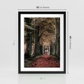 Plakat w ramie 30x40 - Spacer po Leśnej Drodze - ścieżka w lesie, jesień suche liście - rama czarna