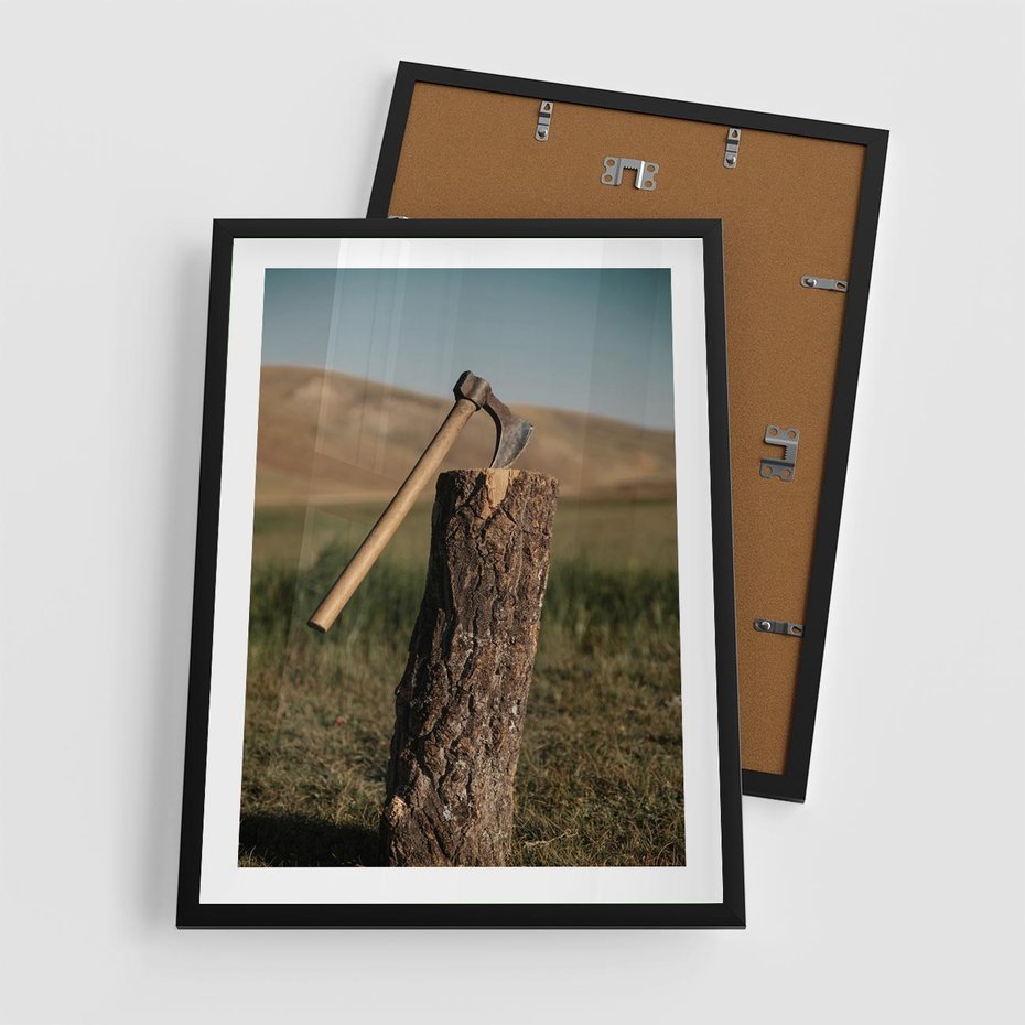 Plakat w ramie 50x70 - Lasowa siła w drewnie - las, siekiera - rama czarna