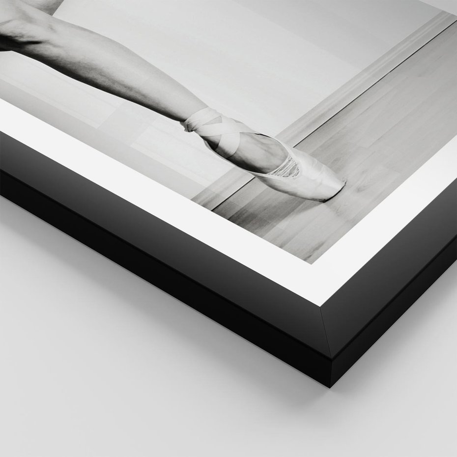 Plakat w ramie 40x50 - Tańcząca Delikatność - artystyczne zdjęcie, odcienie szarości - rama czarna
