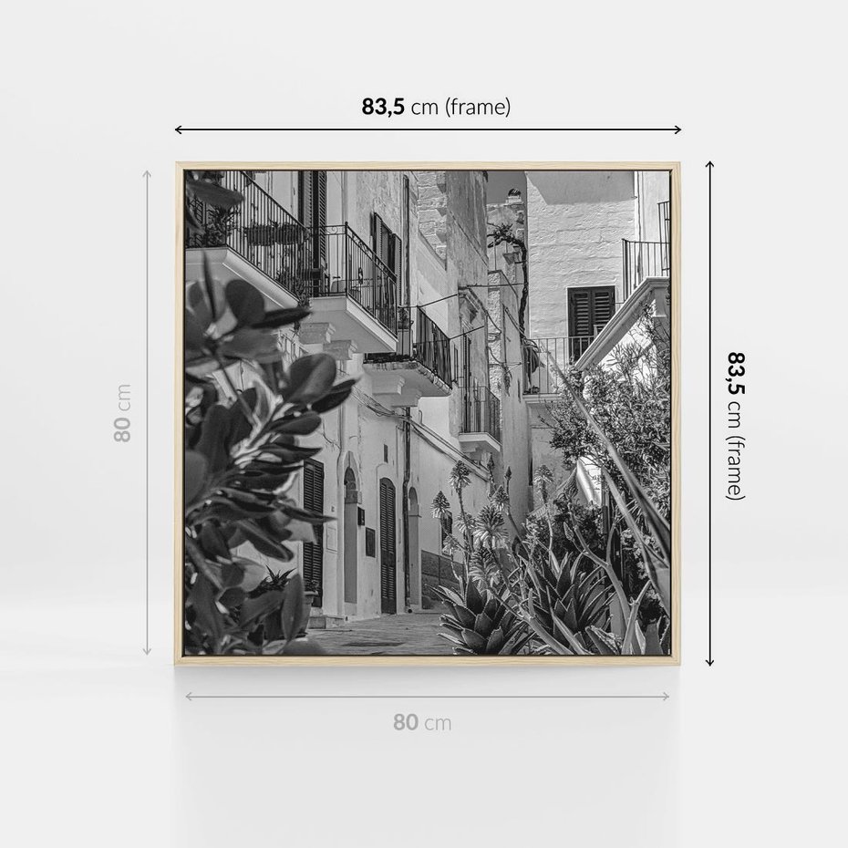 Obraz w ramie 80x80 - Nadmorska Uliczka - czarno białe zdjecie, uliczka w nadmorskim mieście - rama drewno
