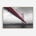 Obraz w ramie 70x50 - Majestatyczny Most - czarno biała fotografia, czerwony stalowy most nad rzeką - rama drewno