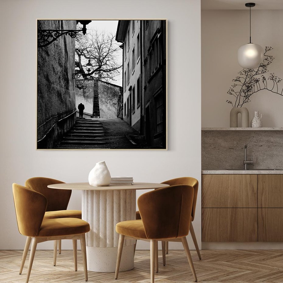 Obraz w ramie 80x80 - Ukryta Uliczka - czarno białe zdjęcie, schody - rama drewno