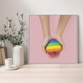 Obraz w ramie 80x80 - Miłość na Dłoniach - zdjęcie, dłonie trzymają ulepione tęczowe serce - rama biała