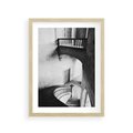Plakat w ramie 30x40 - Po Schodach w Dół - czarno białą fotgrafia, zakręcone schody w starek kamienicy - rama drewno