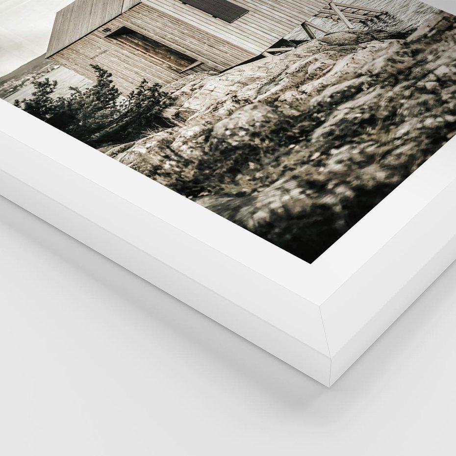 Plakat w ramie 40x50 - Nostalgiczna Oaza - rustykalny domek, domek nad jeziorem - rama biała