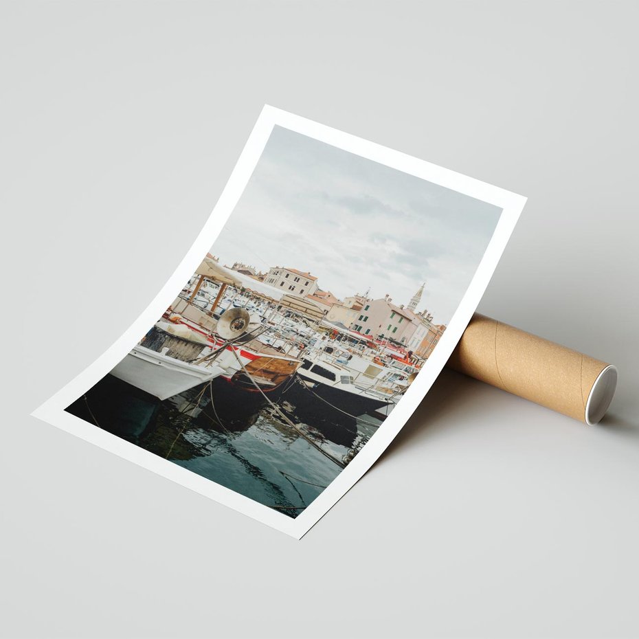 Plakat bez ramy 40x50 - Malowniczy Krajobraz Morski - morze, łódki