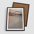 Plakat w ramie 50x70 - Spokój Morza: Fale na Plaży - fale, morze - rama czarna