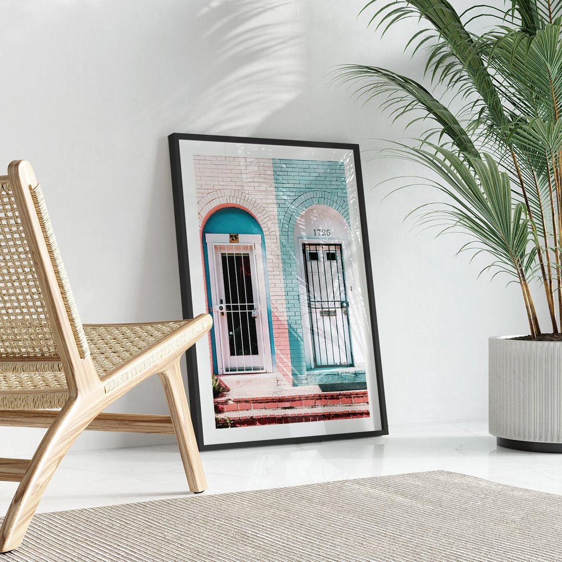 Plakat w ramie 50x70 - Urok Starych Drzwi - stare retro drzwi kamienicy, pastelowe kolory - rama czarna
