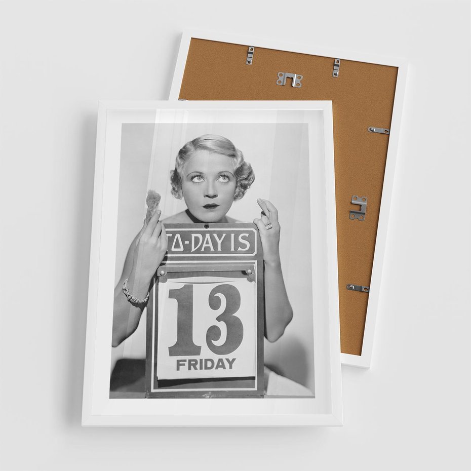 Plakat w ramie 50x70 - Czy to Pech - retro zdjęcie, czarno białe - rama biała