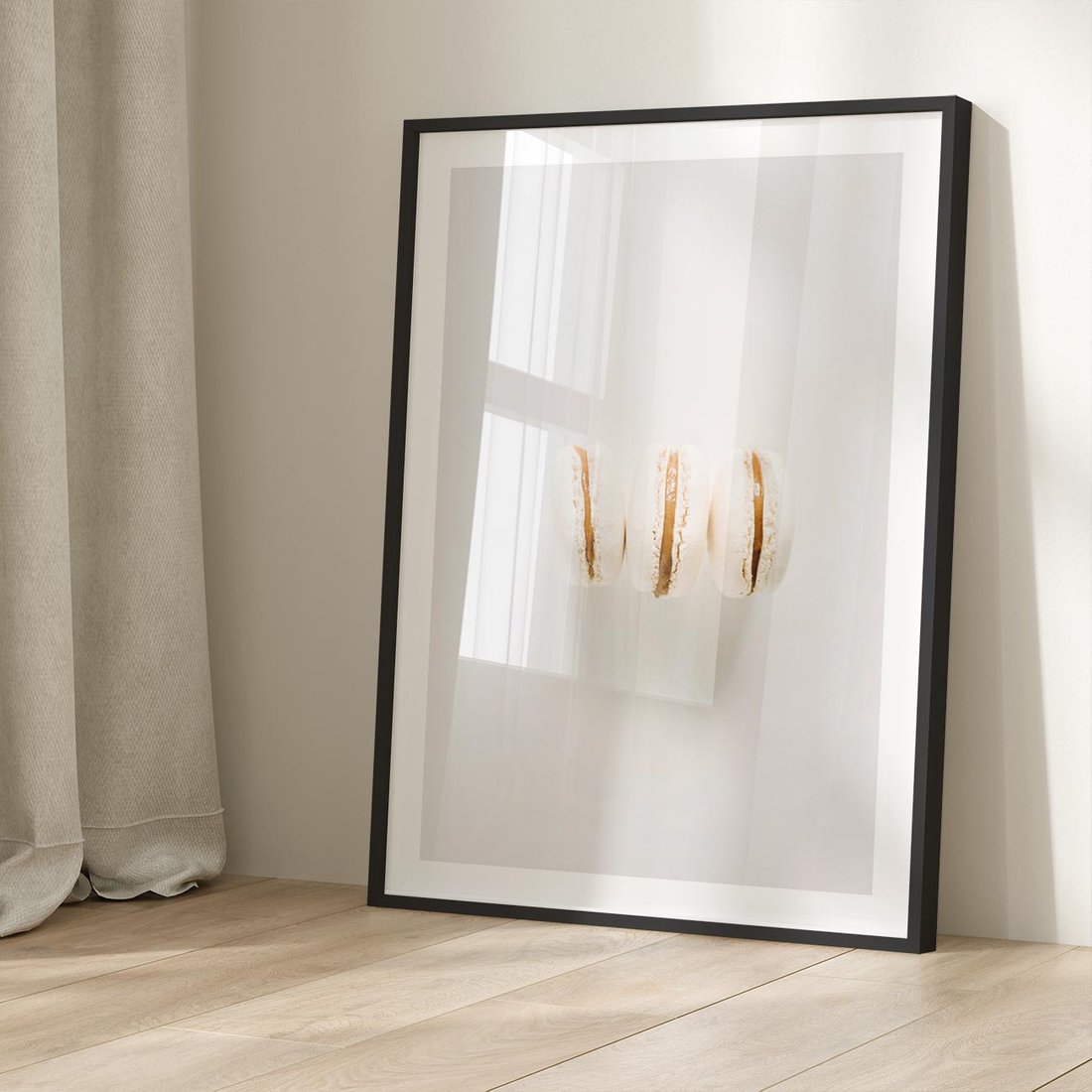 Plakat w ramie 40x50 - Delikatność w Bieli - białe ciateczka. makaroniki, minimalistyczne zdjęcie - rama czarna