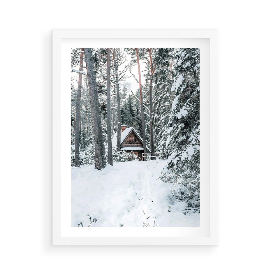 Plakat w ramie 50x70 - Spokój Zimowej Przygody w Lesie - domek w górach w lesie, zima - rama biała