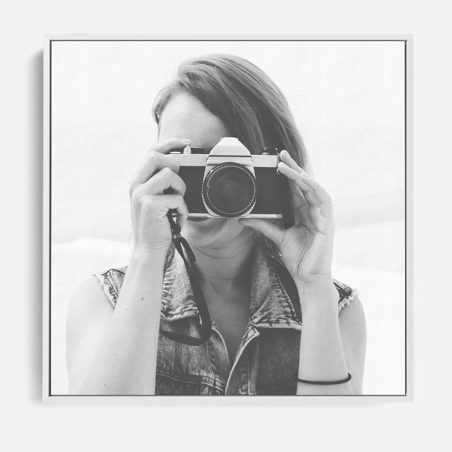 Obraz w ramie 80x80 - Zrób mi Zdjęcie - fotografia, kobieta z aparatem - rama biała