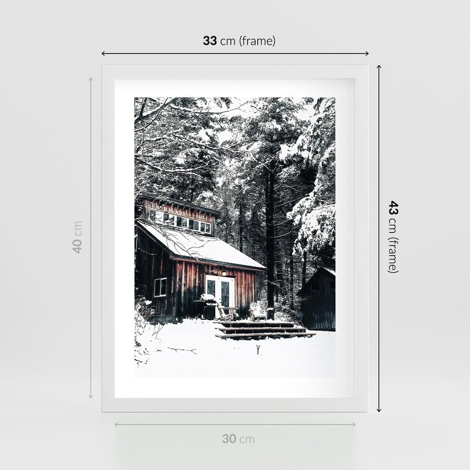 Plakat w ramie 30x40 - Zimowy Urok Drewnianego Domku - zima, drewniany domek - rama biała